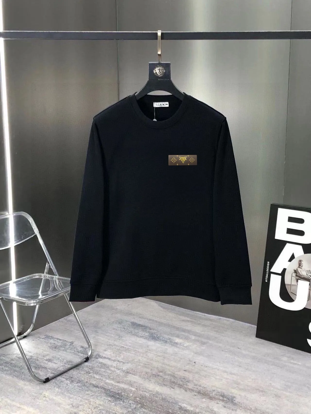 🅿️380 [LV Louis Vuitton] (Fat Man Gospel) hot-selling suit is coming. Focus on the original version of the official website. 2025 new hot-selling sweatshirt suit. The original order is hard to buy🇭🇰. It is the meticulous work of top designers for a fitting and perfect upper body effect. All-natural high-quality Roman cotton 100%, close-fitting comfort, noble and elegant! Original hardware embodies elegance and nobility! Counter size: M-5XL (maximum wear up to 220 pounds)